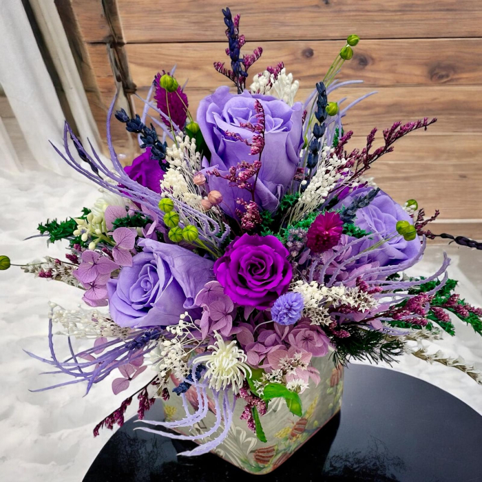 Aranjament floral mov,  cu trandafiri criogenați, hortensii stabilizate și detalii atent lucrate – rafinament ce durează ani! [4]
