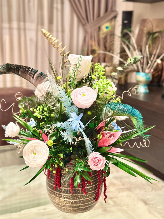 Aranjament floral personalizabil cu bujori, trandafiri si plante naturale criogenate si stabilizate [2]