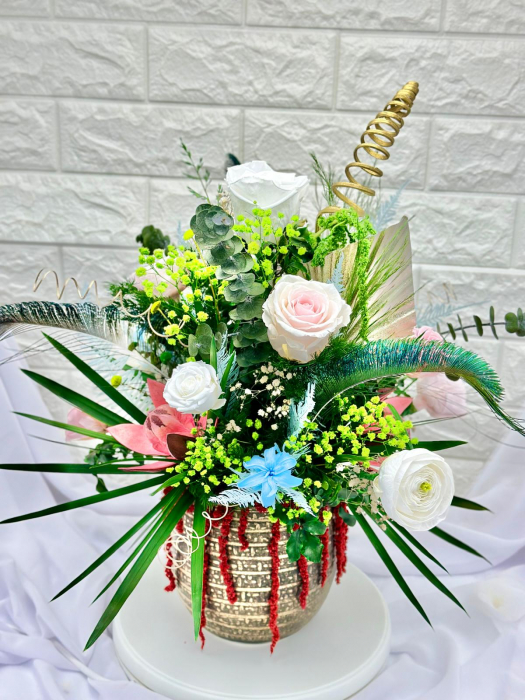 Aranjament floral personalizabil cu bujori, trandafiri si plante naturale criogenate si stabilizate [3]