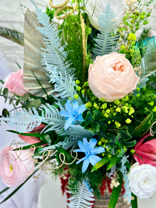 Aranjament floral personalizabil cu bujori, trandafiri si plante naturale criogenate si stabilizate [4]