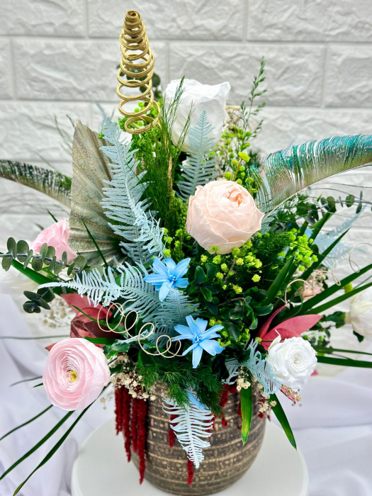 Aranjament floral personalizabil cu bujori, trandafiri si plante naturale criogenate si stabilizate [5]