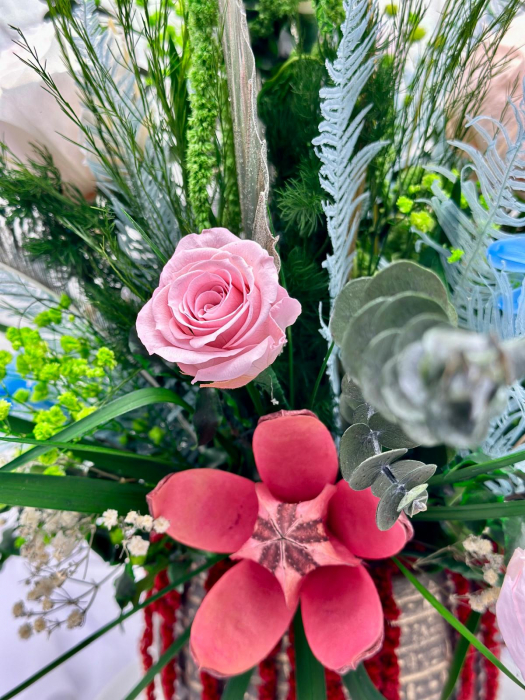Aranjament floral personalizabil cu bujori, trandafiri si plante naturale criogenate si stabilizate [6]