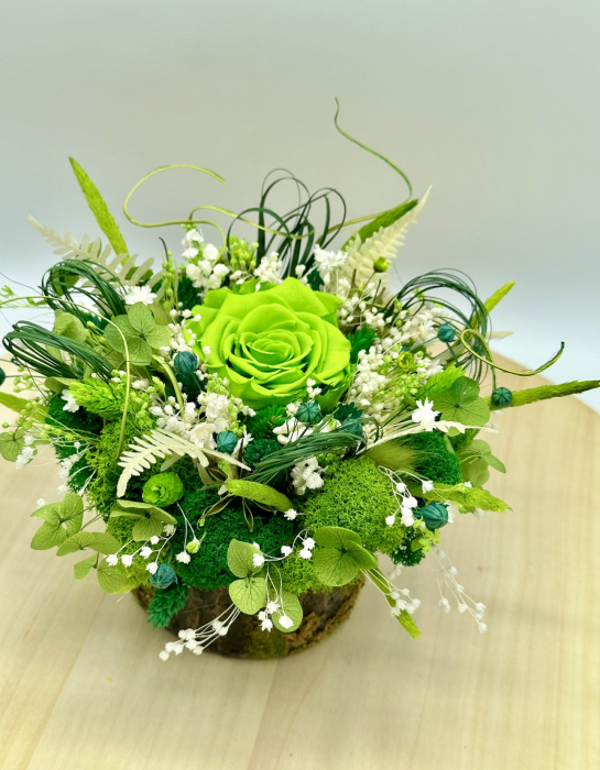 Aranjament floral personalizabil cu licheni, trandafir si plante naturale criogenate si stabilizate pe suport tip buturuga (Verde) [3]