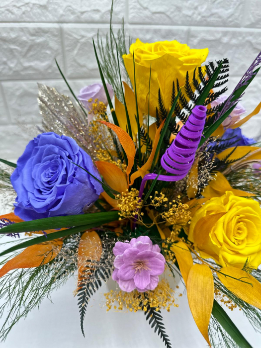 Aranjament floral personalizabil cu trandafiri si plante naturale criogenate si stabilizate [2]