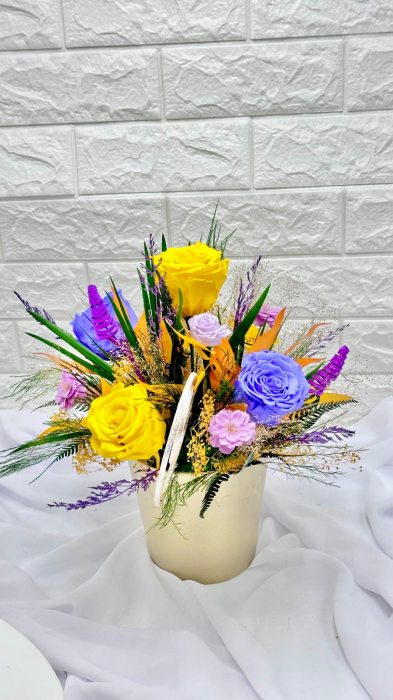Aranjament floral personalizabil cu trandafiri si plante naturale criogenate si stabilizate [3]