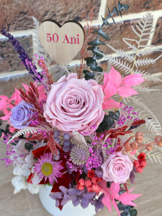 Aranjament floral personalizabil cu trandafiri si plante naturale criogenate si stabilizate [3]