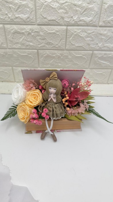 Aranjament floral personalizabil, Eventissimi, cutie cadou, carte, balerina, trandafiri criogenati si plante uscate multicolor [2]