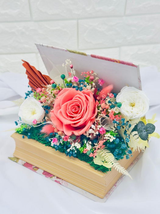 Aranjament floral personalizabil, Eventissimi, cutie cadou, carte, trandafirI criogenatI si plante uscate multicolor [3]