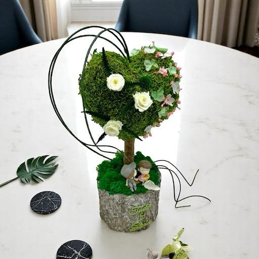 Aranjament floral personalizabil, mediu 38 cm, tip copacel sau pomisor in forma de inima cu muschi si licheni naturali stabilizati, miniroze criogenate si flori criogenate [2]