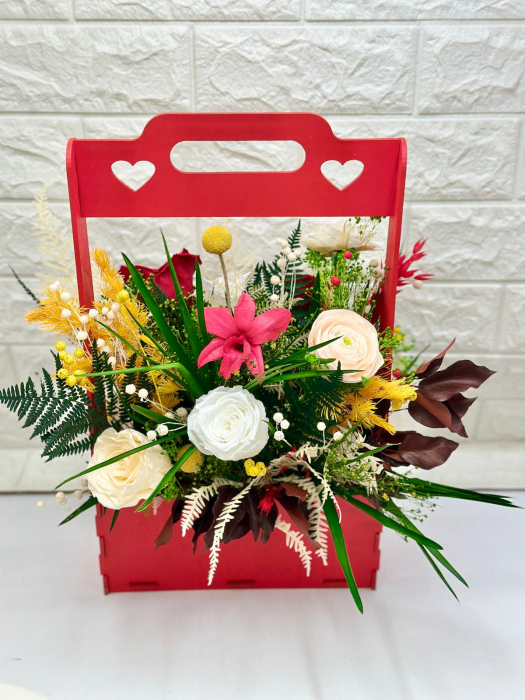 Aranjament floral premium cu flori criogenate si inima licheni – Cutie lemn roșie [2]