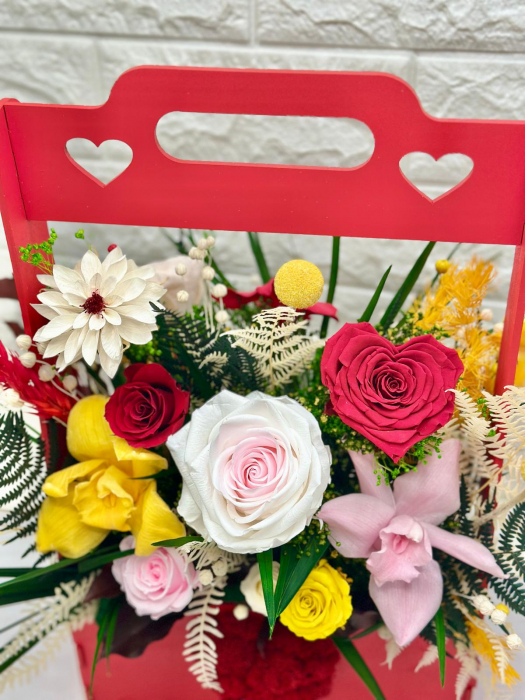 Aranjament floral premium cu flori criogenate si inima licheni – Cutie lemn roșie [6]