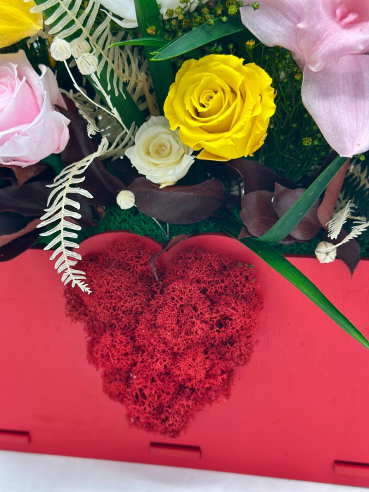 Aranjament floral premium cu flori criogenate si inima licheni – Cutie lemn roșie [7]
