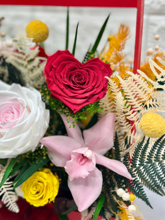 Aranjament floral premium cu flori criogenate si inima licheni – Cutie lemn roșie [3]