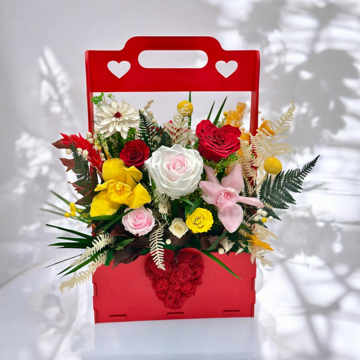 Aranjament floral premium cu flori criogenate si inima licheni – Cutie lemn roșie [9]