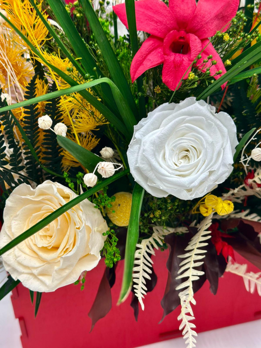 Aranjament floral premium cu flori criogenate si inima licheni – Cutie lemn roșie [8]