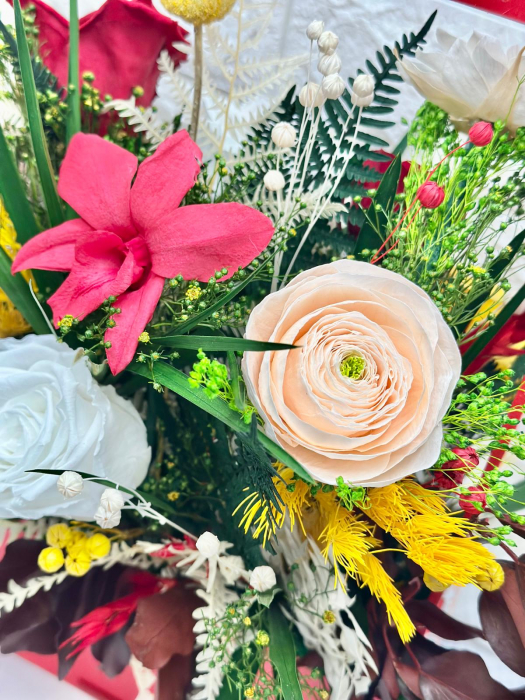 Aranjament floral premium cu flori criogenate si inima licheni – Cutie lemn roșie [5]