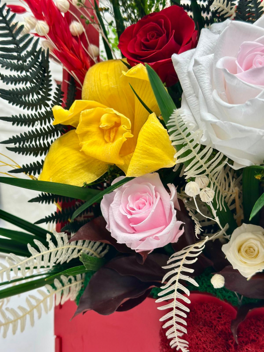 Aranjament floral premium cu flori criogenate si inima licheni – Cutie lemn roșie [4]