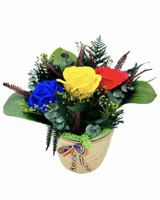 Aranjament floral traditional tricolor cu trandafiri si plante naturale criogenate (Albastru / Galben / Rosu) [3]