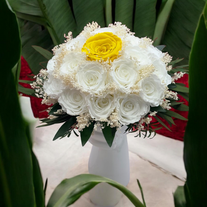 Buchet cu 17 trandafiri naturali criogenati, plante verzi ,floarea miresei, rezistent , ideal pentru buchet mireasa sau ocazii speciale [2]