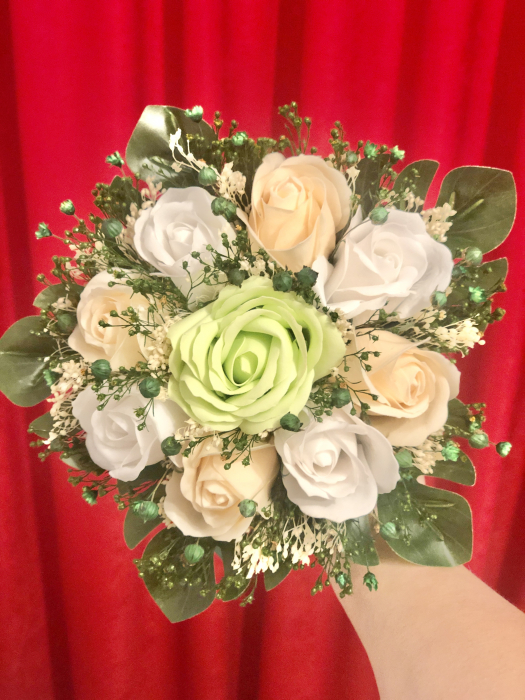 Buchet mic personalizabil cu trandafiri si floarea miresei (Verde, Crem, Alb) [4]