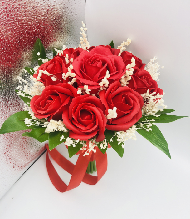 Buchet mic personalizabil cu trandafiri si floarea miresei (Rosu) [4]