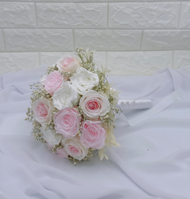 Buchet mare personalizabil cu trandafiri naturali criogenati, floarea miresei naturala uscata si frunze de ruscus naturale criogenate, (Alb / Roz) [4]