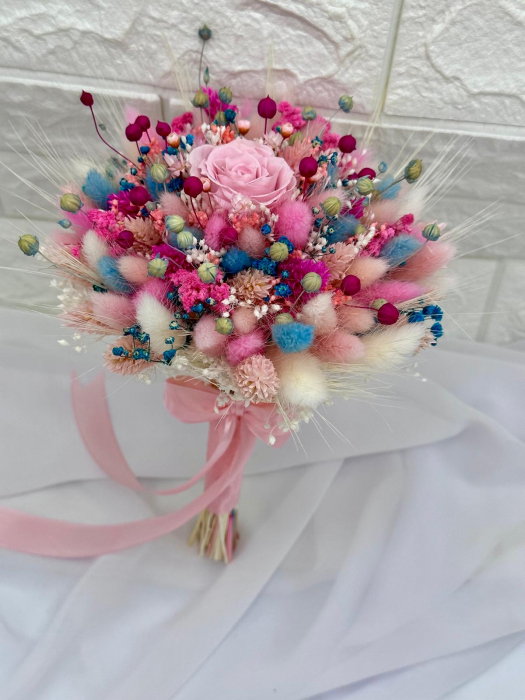Buchet mediu cu trandafir criogenat central si mix de flori naturale uscate, multicolor [3]