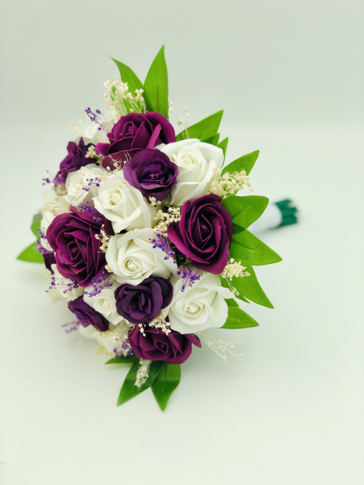 Buchet mediu personalizabil cu trandafiri si floarea miresei (Violet, Alb) [2]