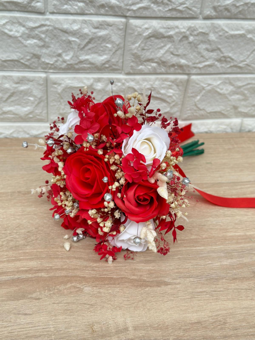 Buchet de flori mic,  rosu, pentru nasa, mireasa sau cadou personalizabil ,cu trandafiri, hortensie si plante stabilizate [2]