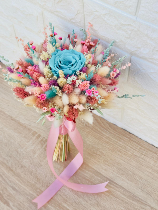 Buchet mic cu trandafir criogenat central si mix de flori naturale uscate, roz-albastru [3]