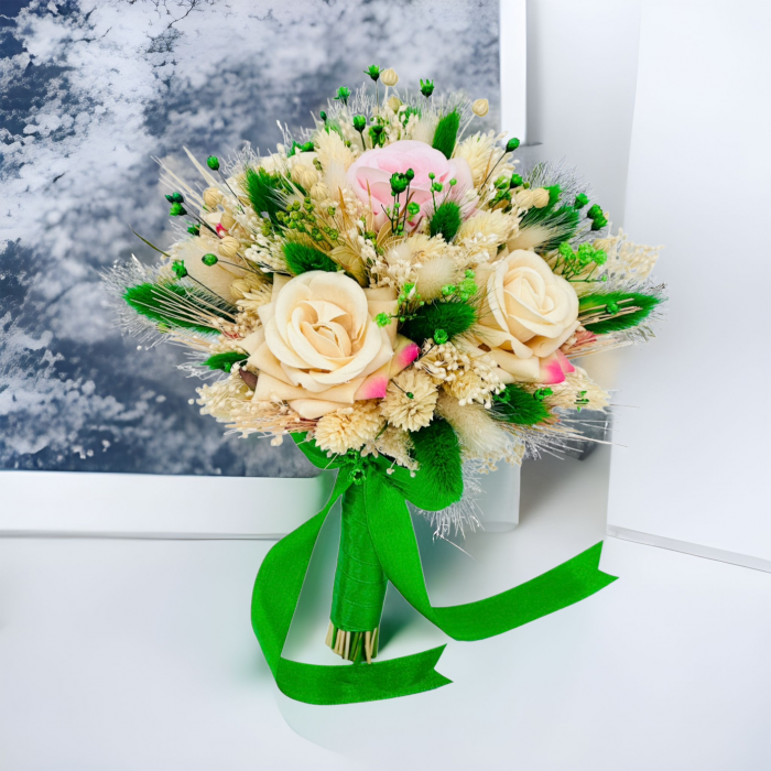 Buchet mic personalizabil cu trandafiri din catifea si flori naturale uscate si criogenate, (Ivory / Verde) [3]