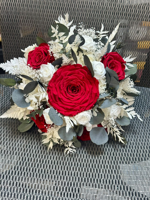 Buchet mireasa sau nasa criogenat cu 13 Trandafiri Rosii, Hortensie Alba si Eucalipt - Buchet Nunta Premium, Rezista Peste 10 Ani [3]