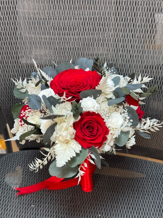 Buchet mireasa sau nasa criogenat cu 13 Trandafiri Rosii, Hortensie Alba si Eucalipt - Buchet Nunta Premium, Rezista Peste 10 Ani [4]