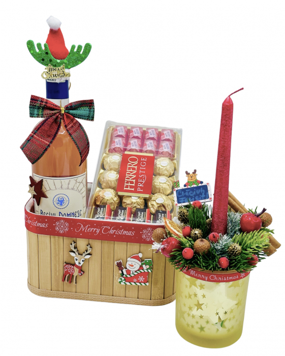 Cos cadou cu aranjament de Craciun, vin, praline si felicitare [4]