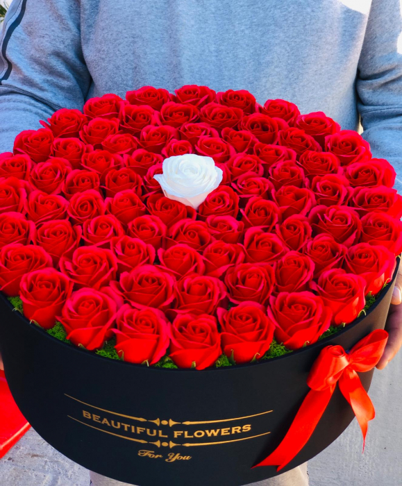Cutie Elegantă cu 76 Trandafiri Roșii și Alb – Cadoul Perfect pentru Momente Speciale [2]