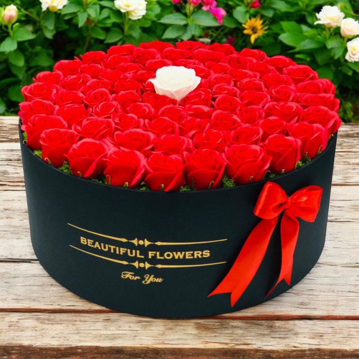 Cutie Elegantă cu 76 Trandafiri Roșii și Alb – Cadoul Perfect pentru Momente Speciale [4]