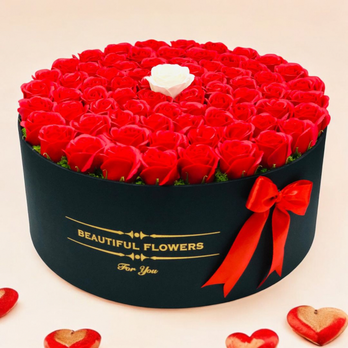 Cutie Elegantă cu 76 Trandafiri Roșii și Alb – Cadoul Perfect pentru Momente Speciale [3]