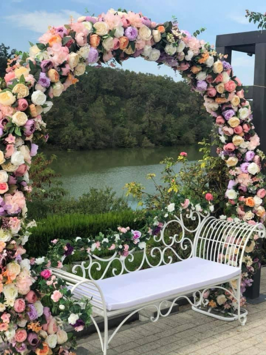 Inchiriere arcada si bancuta  pentru evenimente, decorate cu flori [4]