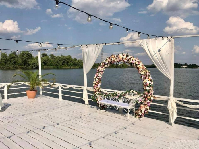 Inchiriere arcada si bancuta  pentru evenimente, decorate cu flori [5]
