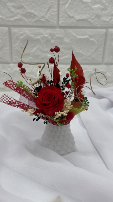 Marturie / Martisor tip magnet de frigider cu trandafir criogenat si plante naturale uscate - Rosu / Verde / Alb [2]