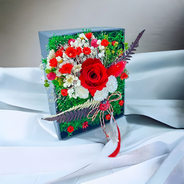 Mini aranjament floral in cutie cu licheni si flori criogenate (Rosu) [2]