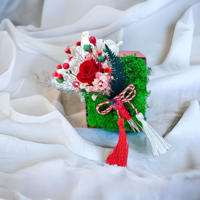 Mini aranjament floral in cutie cu flori criogenate si licheni (Rosu) [2]