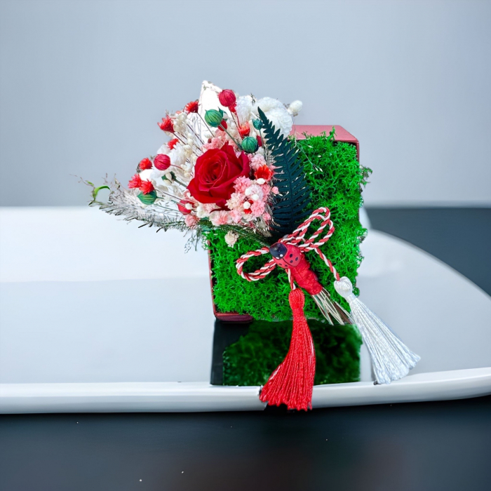 Mini aranjament floral in cutie cu flori criogenate si licheni (Rosu) [4]