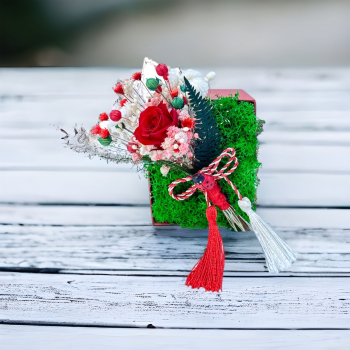 Mini aranjament floral in cutie cu flori criogenate si licheni (Rosu) [3]
