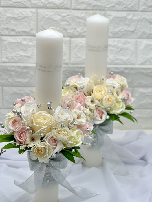 Set buchet si lumanari cu trandafiri si flori de cires din foita parfumata de sapun si plante naturale uscate - Alb / Roz / Crem [4]