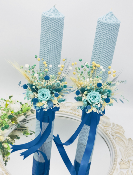 Set lumanari colorate pentru nunta sau botez cu aranjament frontal cu trandafir criogenat si plante naturale uscate, 40 cm (Bleu) [3]