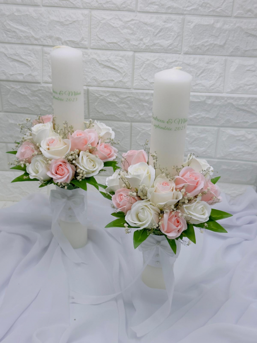 Set nunta, 2 lumanari personalizabile cu nume si data decorate cu flori din foita de sapun, 40 cm (Alb-roze) [2]