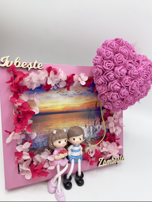 Tablou decorativ cu cuplu, inima si flori (roz) [4]