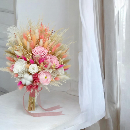 Buchete cu flori criogenate - Buchet Boho Diafan cu Trandafiri și Bujori Criogenati, Plante Uscate și Pene  decorative de Struț