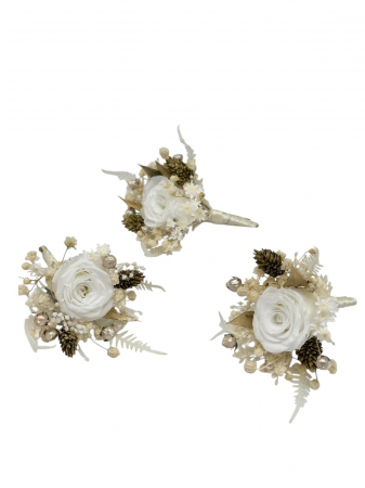 Cocarde - Set 3 Cocarde cu miniroze si flori naturale uscate alb-auriu